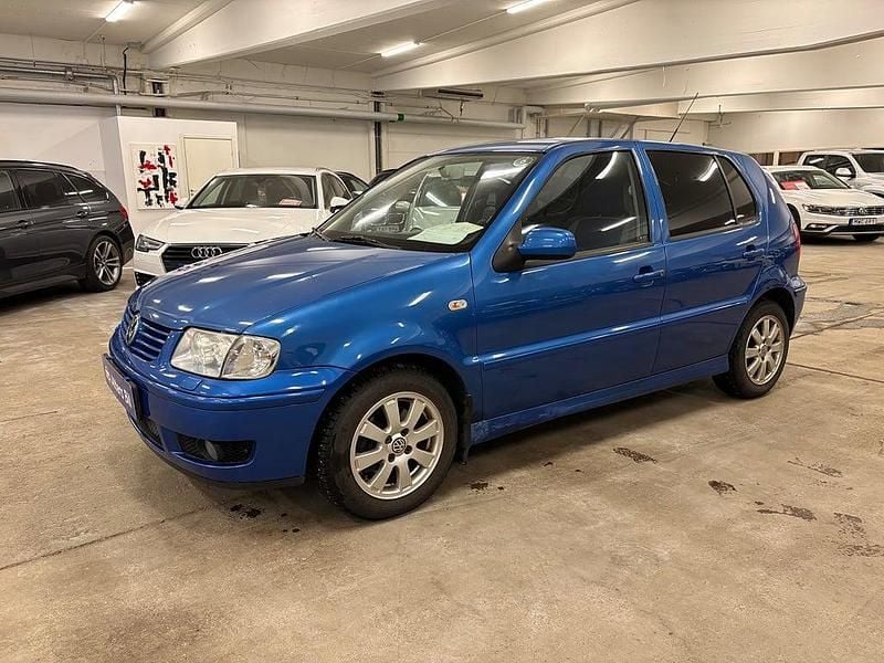 Blå Begagnad 2001 VW Polo Comfortline Halvkombi | 19 900 kr (Marknadspris) - Bild 1/4