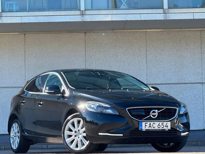 Svart Begagnad 2016 Volvo V40 Kombi | 184 900 kr (Lite dyr) - Bild 1/4