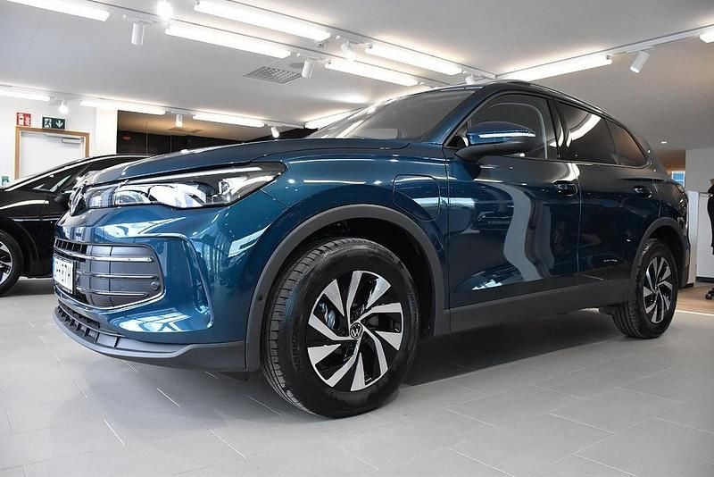 Mörkblå (nightshade blue metallic) Ny 2025 VW Tiguan Life SUV | 558 900 kr (Lite dyr) - Bild 1/3