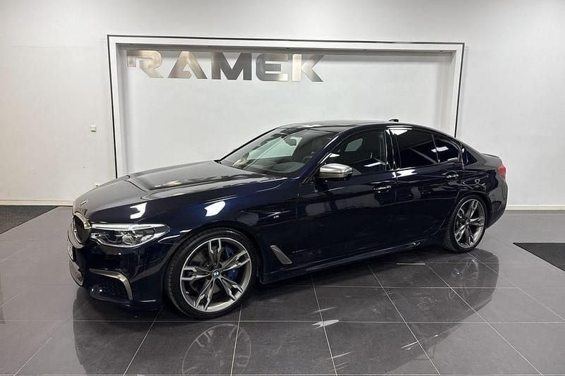 Svart Begagnad 2018 BMW M550 Sedan | 424 000 kr (Superpris) - Bild 1/4