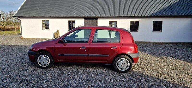 Röd Begagnad 2001 Renault Clio II Halvkombi | 25 000 kr (Marknadspris) - Bild 1/4