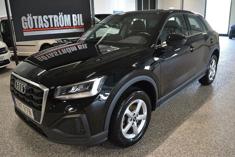 Svart (svart med klarlack) Begagnad 2022 Audi Q2 Proline SUV | 207 000 kr (Marknadspris) - Bild 1/4