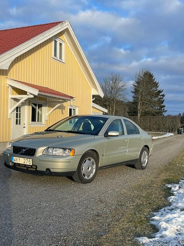 Begagnad 2005 Volvo S60 Sedan | 36 000 kr (Marknadspris) - Bild 1/4
