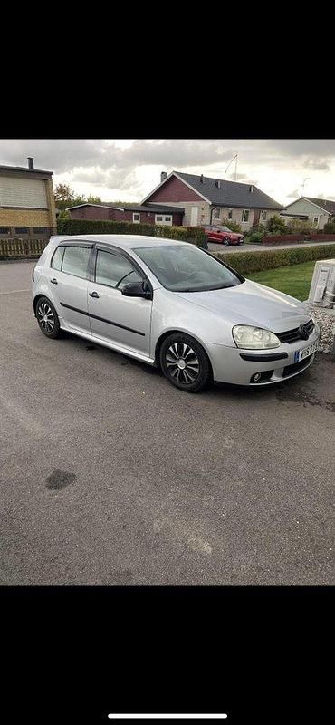 Silver Begagnad 2005 VW Golf IV Trendline Halvkombi | 27 500 kr (Marknadspris) - Bild 1/4