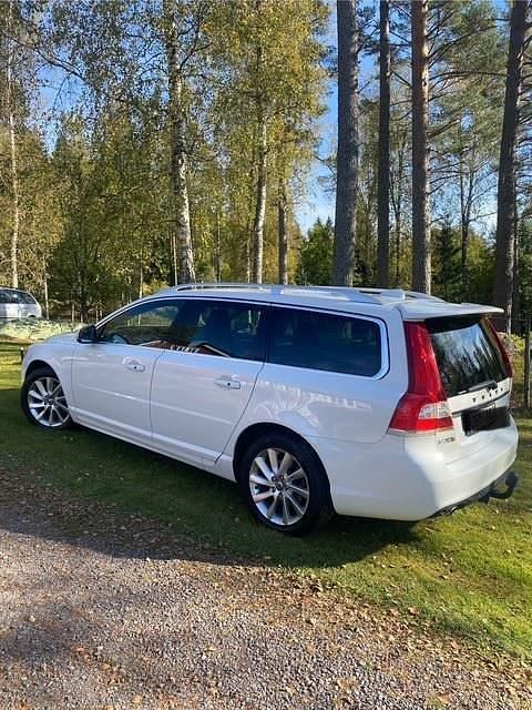 Vit Begagnad 2014 Volvo V70 Summum Kombi | 120 000 kr (Lite dyr) - Bild 1/4
