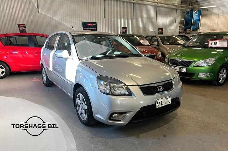 Begagnad Kia Rio 97 HK (71 kW) 2010 Silver Halvkombi