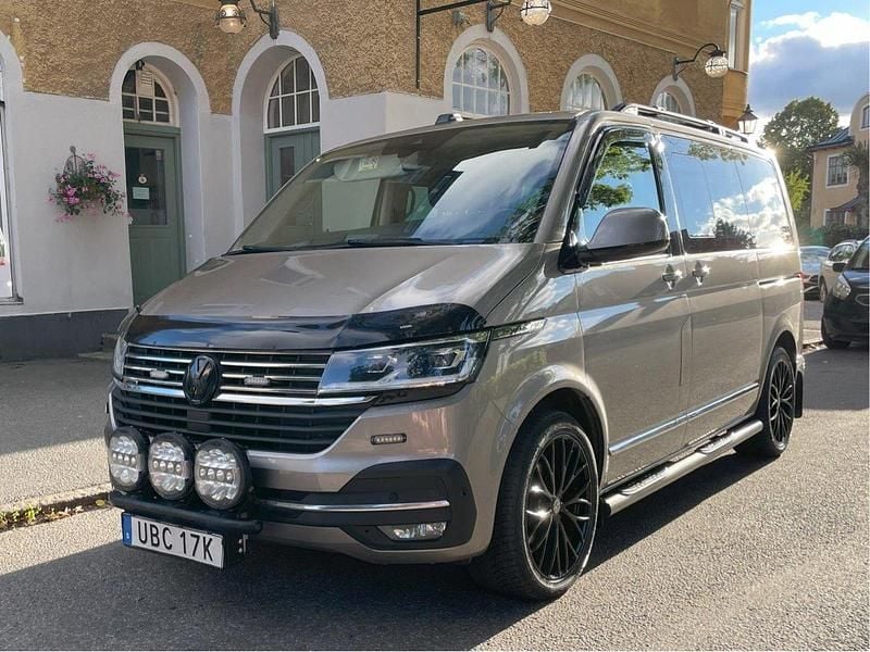 Brun Begagnad 2020 VW Multivan Highline Minibuss | 429 000 kr (Bra pris) - Bild 1/4