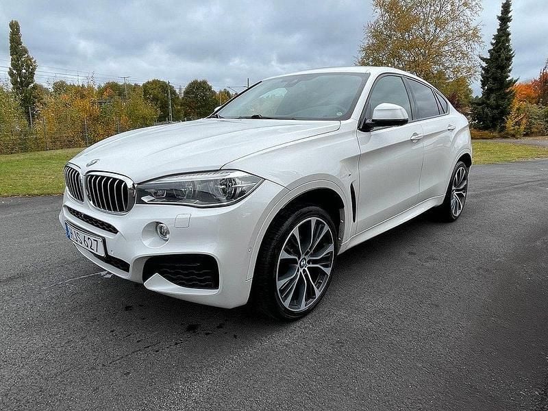 Vit (white pearl metallic) Begagnad 2018 BMW X6 M Sport SUV | 459 900 kr (Marknadspris) - Bild 1/4