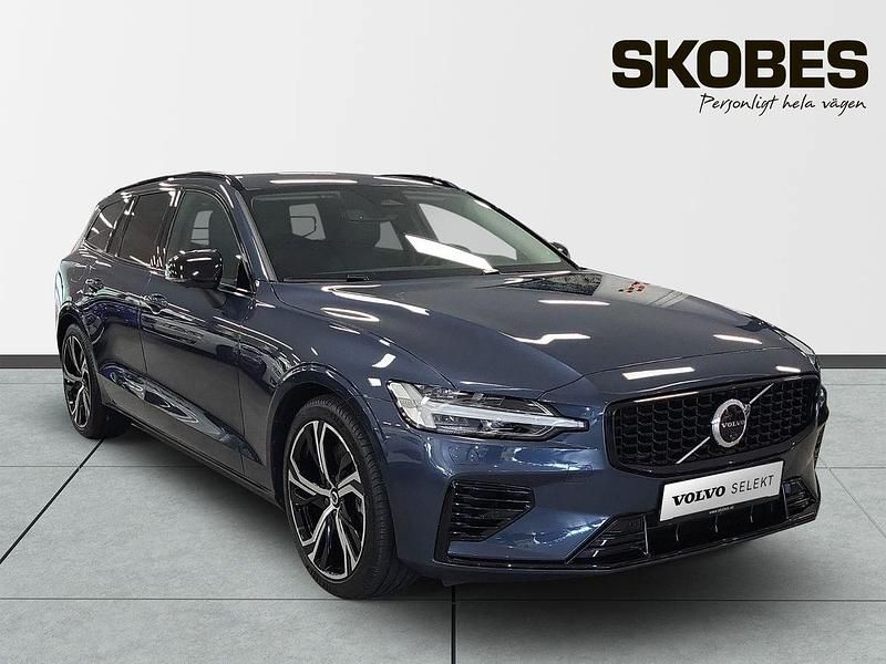 Mörkblå (blå) Begagnad 2025 Volvo V60 Plus Kombi | 539 200 kr (Dyr) - Bild 1/4