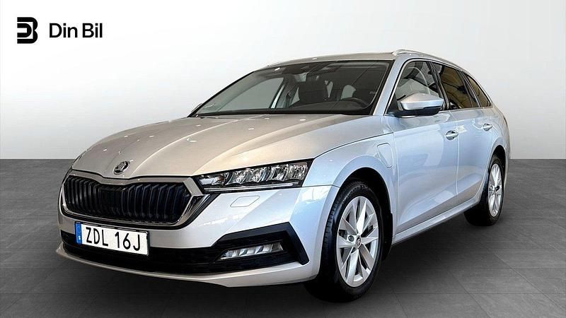 Ljusgrå (brilliant silver metallic) Begagnad 2023 Skoda Octavia Ambition Kombi | 339 900 kr (Marknadspris) - Bild 1/4