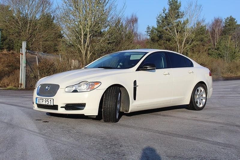 Begagnad Jaguar XF Portfolio 275 HK (202 kW) 2010 Vit Sedan