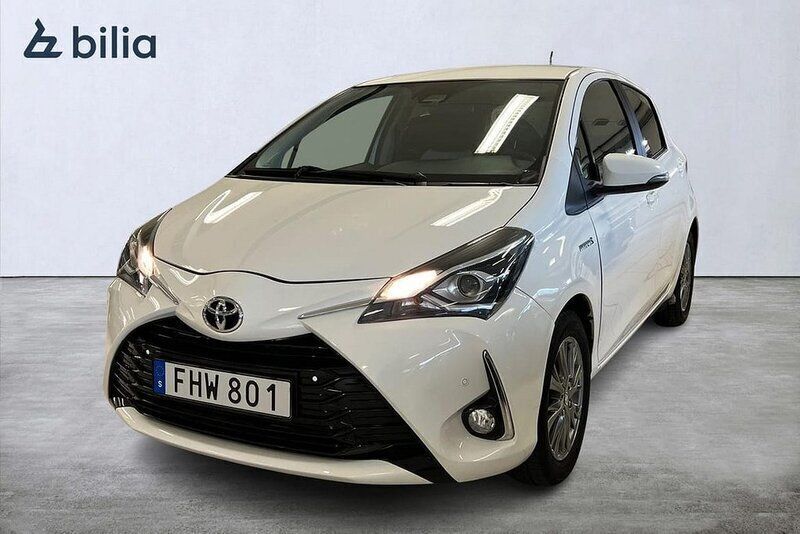 Vit Begagnad 2017 Toyota Yaris Hybrid Active Halvkombi | 149 900 kr (Marknadspris) - Bild 1/4