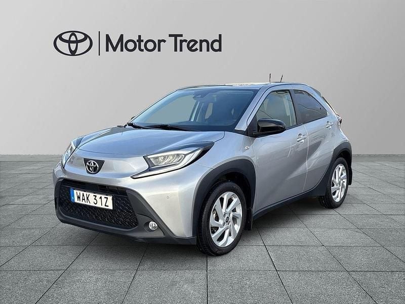 Silver Begagnad 2023 Toyota Aygo Comfort Halvkombi | 162 900 kr (Marknadspris) - Bild 1/3