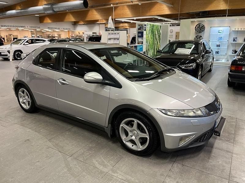 Silver Begagnad 2010 Honda Civic Sport Halvkombi | 64 900 kr (Marknadspris) - Bild 1/4