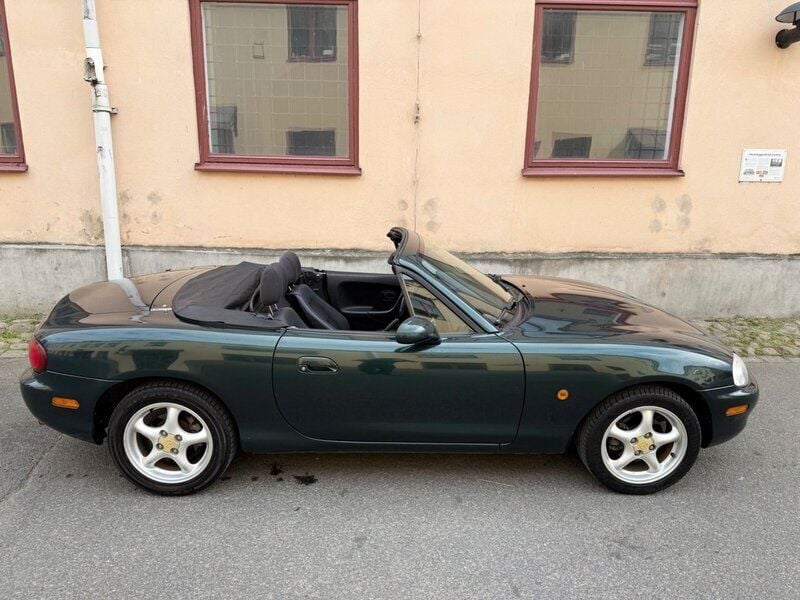 Mörkgrön Begagnad 2000 Mazda MX5 Cab | 69 900 kr (Marknadspris) - Bild 1/4