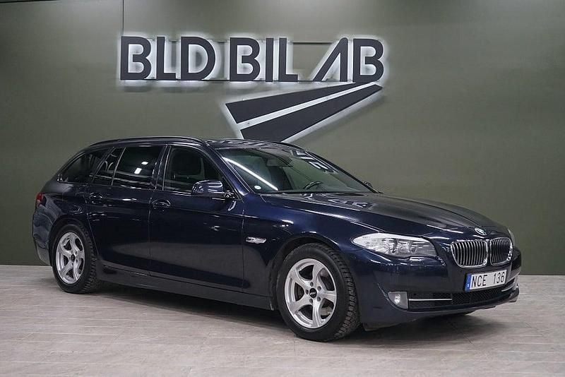 Blå Begagnad 2012 BMW 520 Kombi | 119 900 kr (Marknadspris) - Bild 1/4