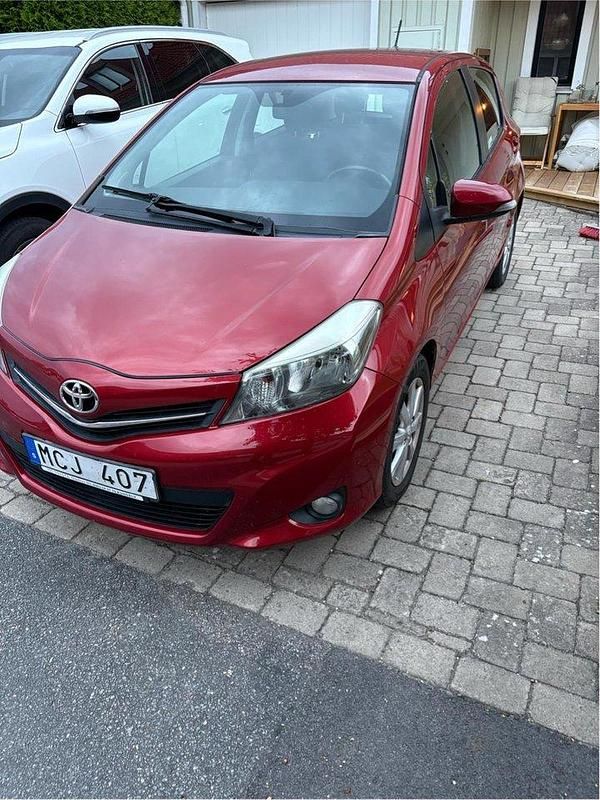 Röd Begagnad 2011 Toyota Yaris Active Halvkombi | 58 000 kr (Marknadspris) - Bild 1/3
