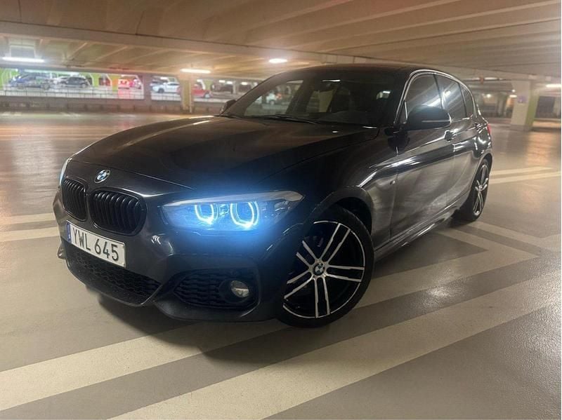Svart Begagnad 2018 BMW 118 M Sport Halvkombi | 134 900 kr (Superpris) - Bild 1/4