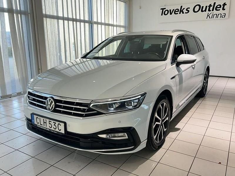 Vit Begagnad 2022 VW Passat R-line Kombi | 219 900 kr (Bra pris) - Bild 1/4