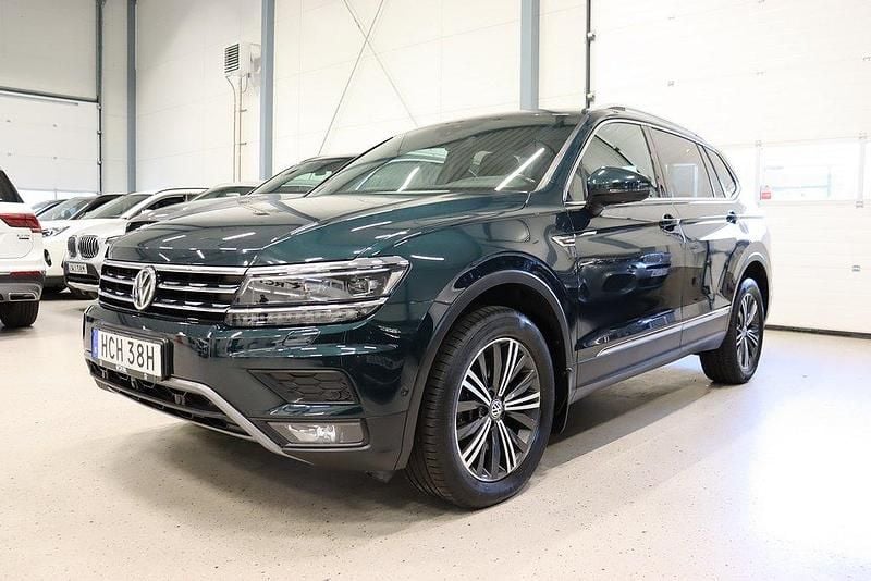Mörkgrön (grön) Begagnad 2019 VW Tiguan Allspace SUV | 299 700 kr (Marknadspris) - Bild 1/4