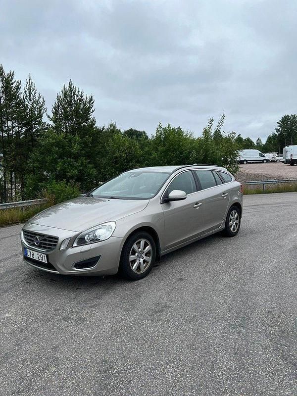 Brun Begagnad 2012 Volvo V60 Momentum Kombi | 86 500 kr (Bra pris) - Bild 1/4