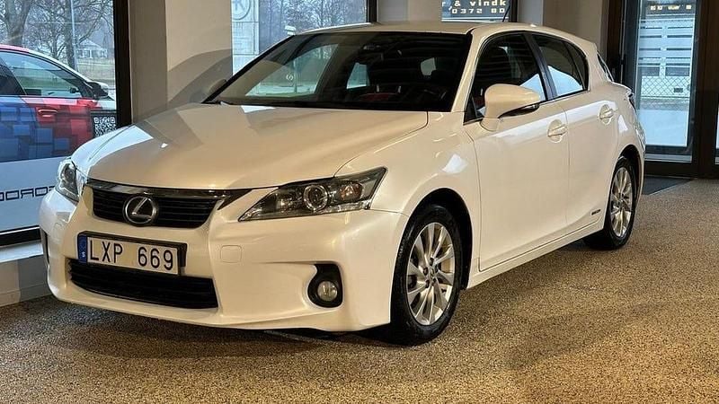 Begagnad Lexus CT200h Executive Line 135 HK (99 kW) 2011 Vit Halvkombi