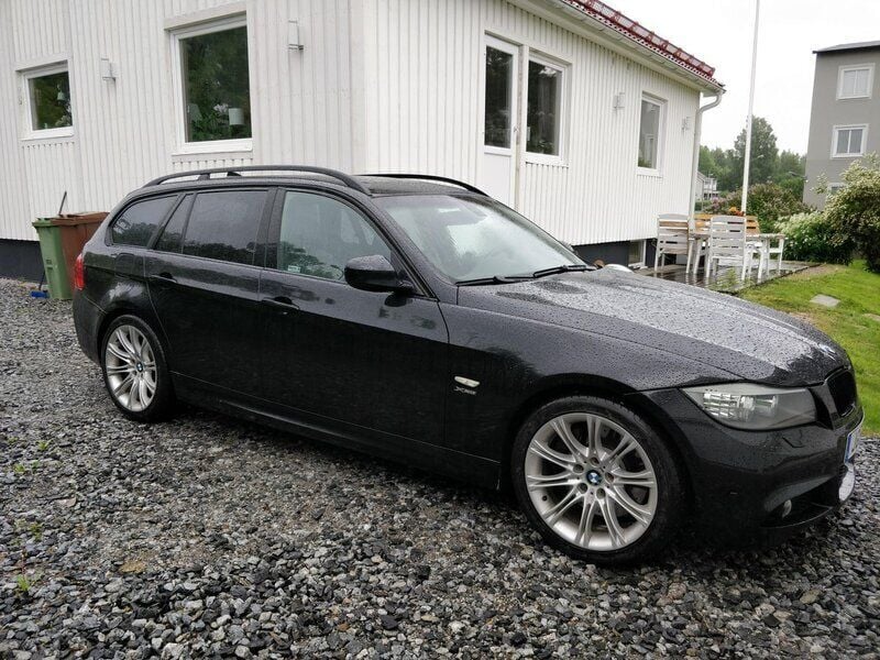 Svart Begagnad 2009 BMW 330 M Sport Kombi | 159 000 kr (Marknadspris) - Bild 1/4