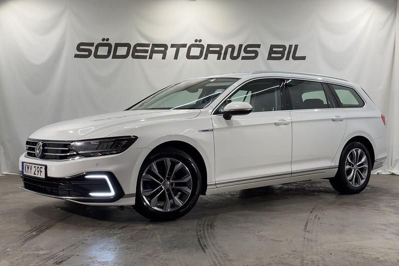 Vit Begagnad 2019 VW Passat GTE Kombi | 189 900 kr (Marknadspris) - Bild 1/4