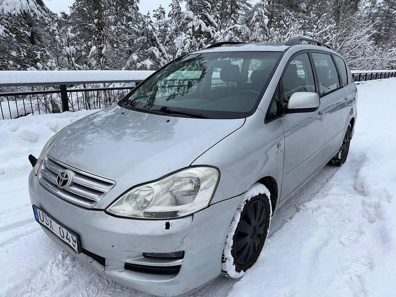 Silver Begagnad 2004 Toyota Avensis Verso Minibuss | 39 900 kr - Bild 1/4