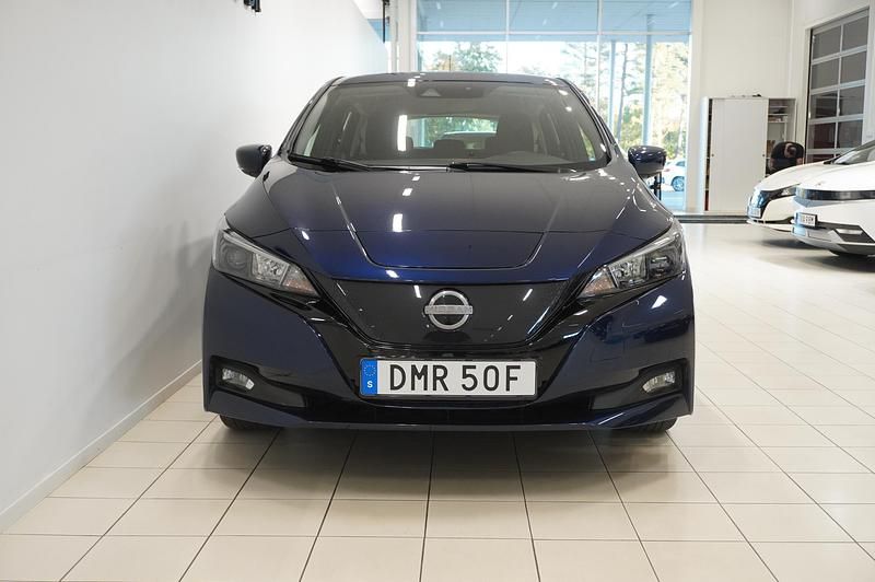 Begagnad Nissan Leaf Acenta 110 kW (150 HK) 2023 Mörkblå Halvkombi