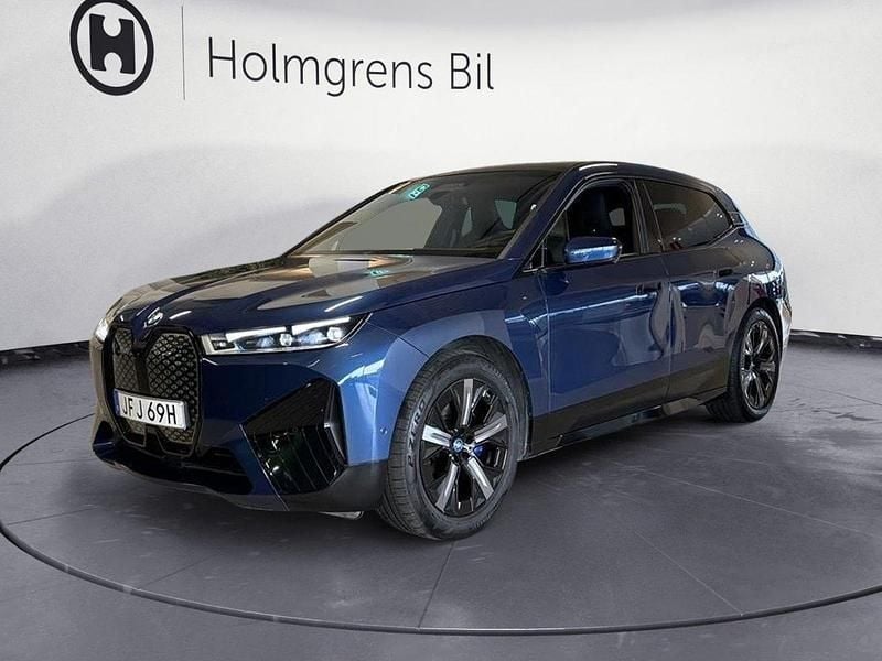 Blå Begagnad 2023 BMW iX Comfort Edition SUV | 759 900 kr (Lite dyr) - Bild 1/4