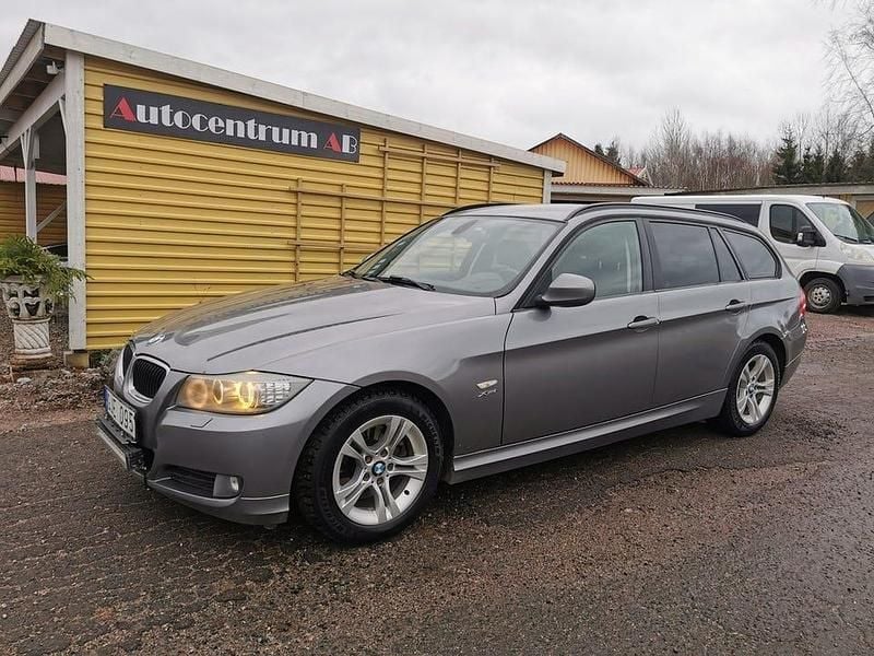 Grå Begagnad 2011 BMW 320 Comfort Edition Kombi | 59 500 kr (Bra pris) - Bild 1/4