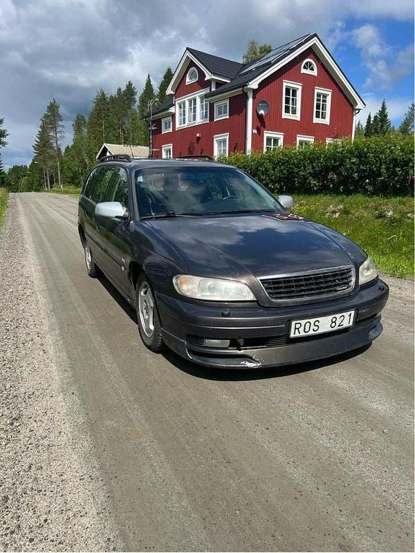 Grå Begagnad 2000 Opel Omega Kombi | 32 000 kr - Bild 1/4