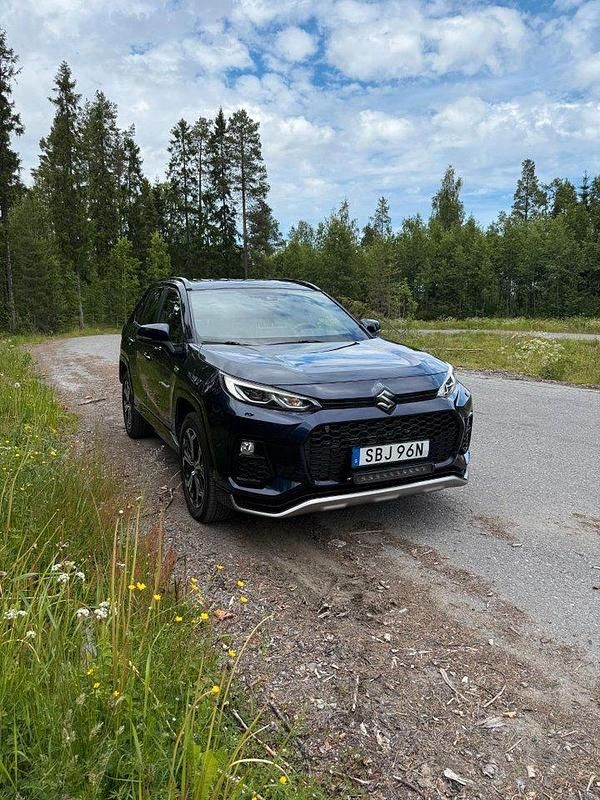 Blå Begagnad 2021 Suzuki Across SUV | 429 500 kr (Lite dyr) - Bild 1/4