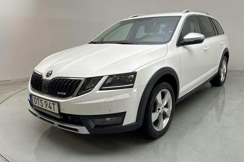 Vit Begagnad 2019 Skoda Octavia Scout Kombi | 141 050 kr (Bra pris) - Bild 1/4