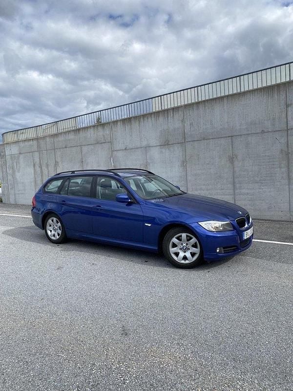 Blå Begagnad 2009 BMW 320 Comfort Edition Kombi | 69 000 kr (Marknadspris) - Bild 1/4
