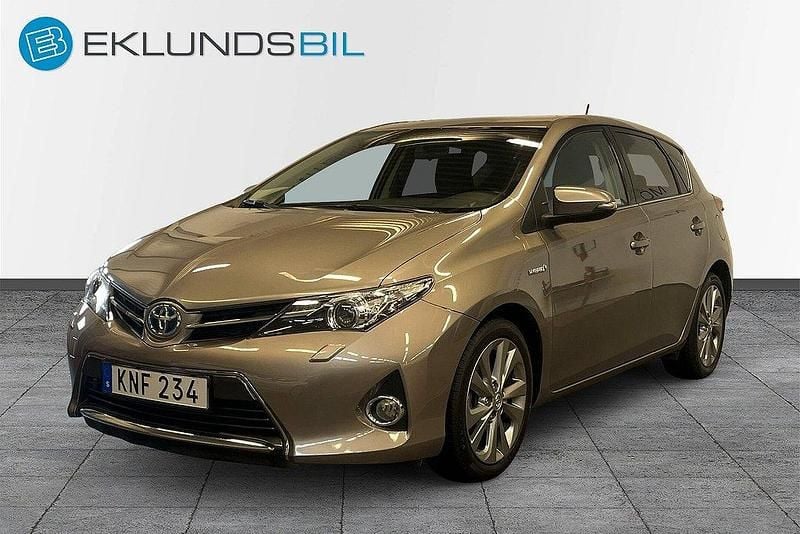 Brun Begagnad 2014 Toyota Auris Hybrid Edition Halvkombi | 149 900 kr (Marknadspris) - Bild 1/4