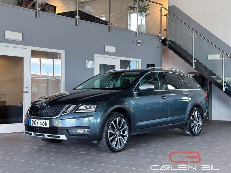 Grå Begagnad 2020 Skoda Octavia Scout Kombi | 254 900 kr (Marknadspris) - Bild 1/4
