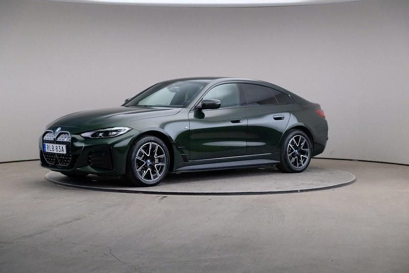 Grön Begagnad 2023 BMW i4 M Sport Sedan | 459 000 kr (Marknadspris) - Bild 1/4