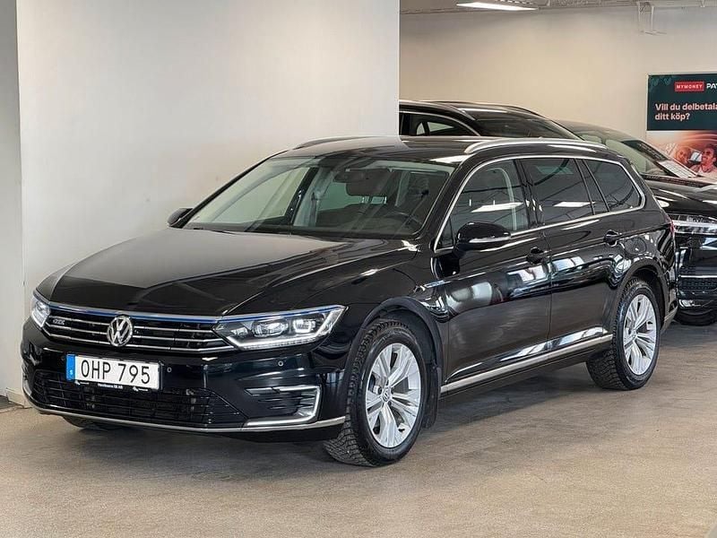 Svart Begagnad 2017 VW Passat GTE Kombi | 179 900 kr (Lite dyr) - Bild 1/4