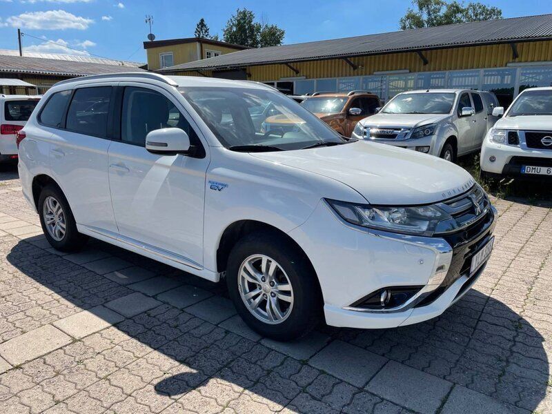 Begagnad Mitsubishi Outlander P-HEV 203 HK (149 kW) 2017 Vit Sedan