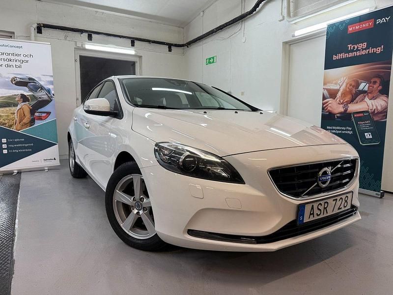 Vit Begagnad 2014 Volvo V40 Kinetic Kombi | 169 000 kr (Lite dyr) - Bild 1/4