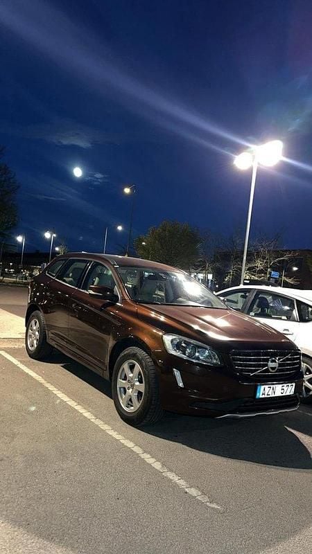 Brun Begagnad 2014 Volvo XC60 Momentum SUV | 128 500 kr (Bra pris) - Bild 1/4