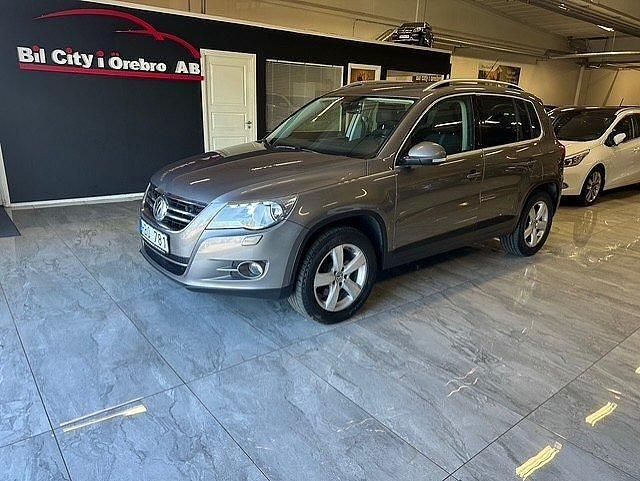 Ljusgrå Begagnad 2011 VW Tiguan Sportline SUV | 89 900 kr (Marknadspris) - Bild 1/4