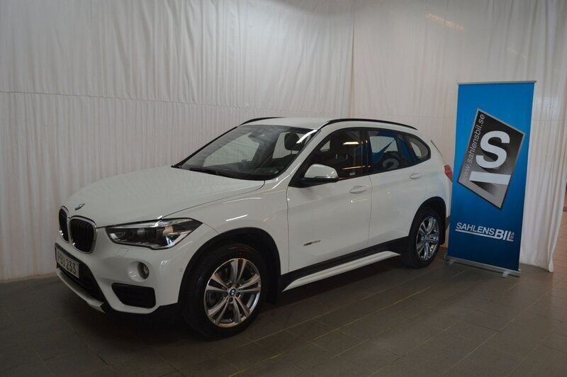 Vit Begagnad 2016 BMW X1 Sport Line SUV | 218 000 kr (Marknadspris) - Bild 1/4