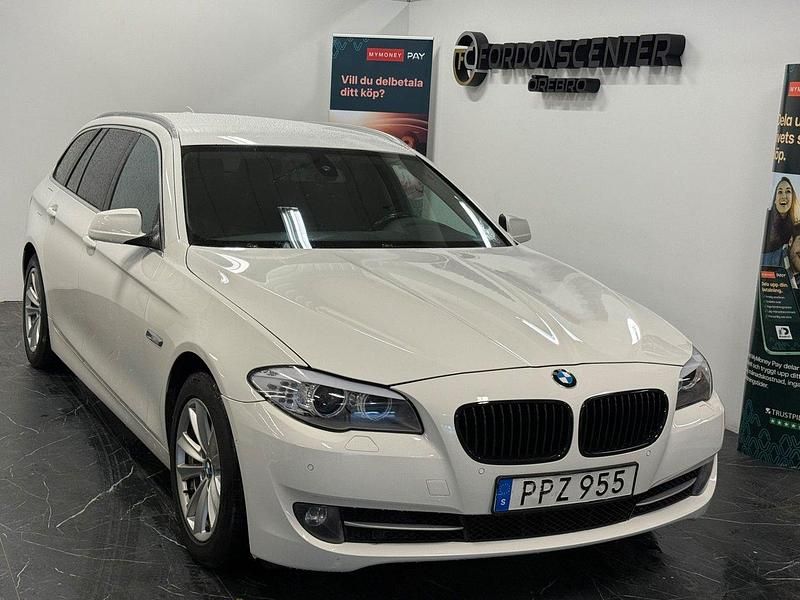 Vit Begagnad 2012 BMW 520 Kombi | 94 900 kr (Bra pris) - Bild 1/4