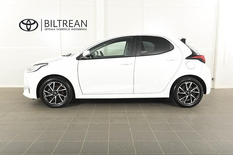 Begagnad Toyota Yaris Hybrid Active 116 HK (85 kW) 2023 Vit Halvkombi