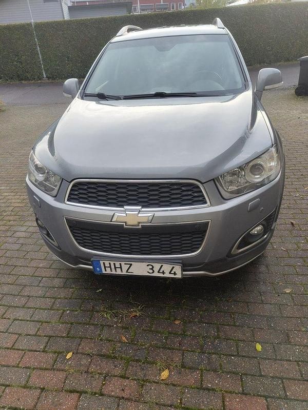 Grå Begagnad 2013 Chevrolet Captiva SUV | 77 000 kr (Marknadspris) - Bild 1/4