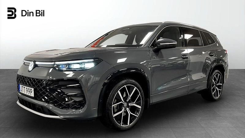 Grå Begagnad 2025 VW Tayron R-line SUV | 564 900 kr (Marknadspris) - Bild 1/4