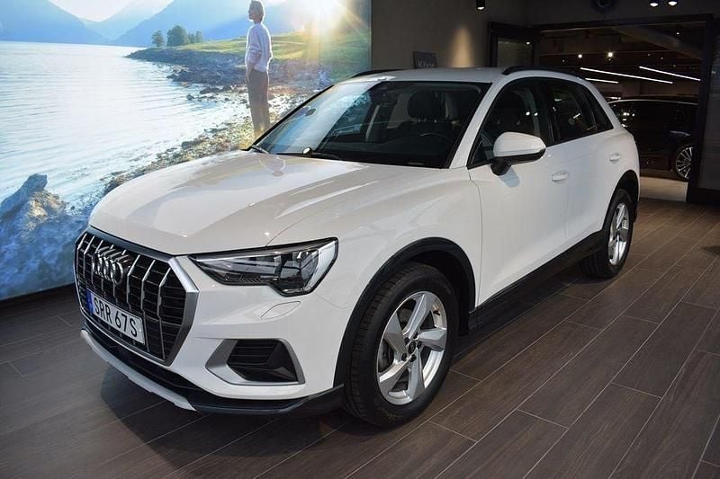 Vit Begagnad 2023 Audi Q3 Advanced SUV | 339 000 kr (Marknadspris) - Bild 1/4